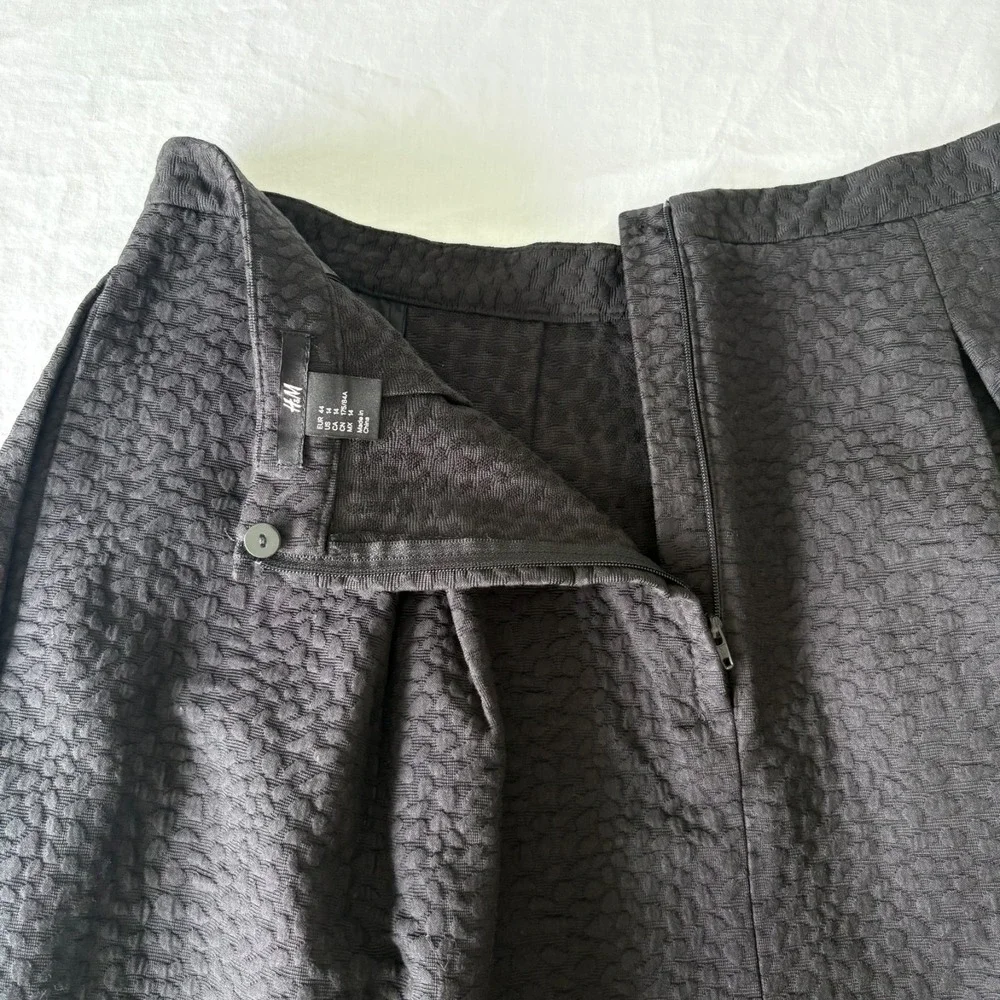 H&M Womens Black Textured Pleated Front A-Line Minimalist Classic Skirt Size‎ 14